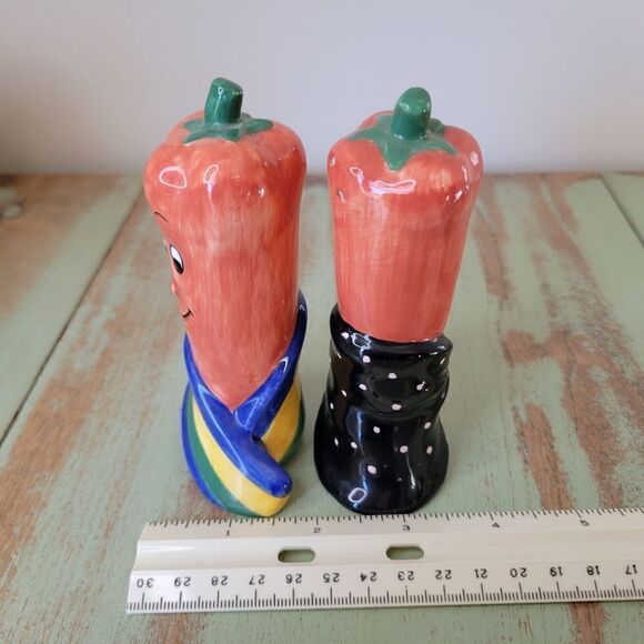 Charming Vintage Anthropomorphic Carrot Salt & Pepper Collectible Shakers - Picture 8 of 12
